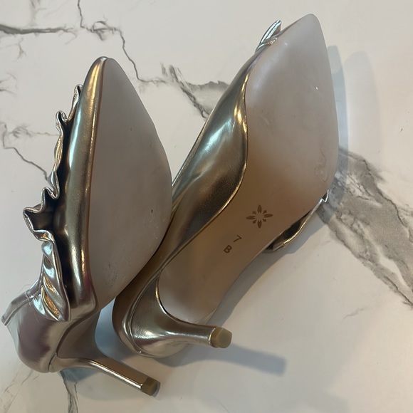 BCBG Gold, Ruffle Heels, pumps,Size 7, 3 inch heel,slip on, pointy toe - Picture 12 of 14